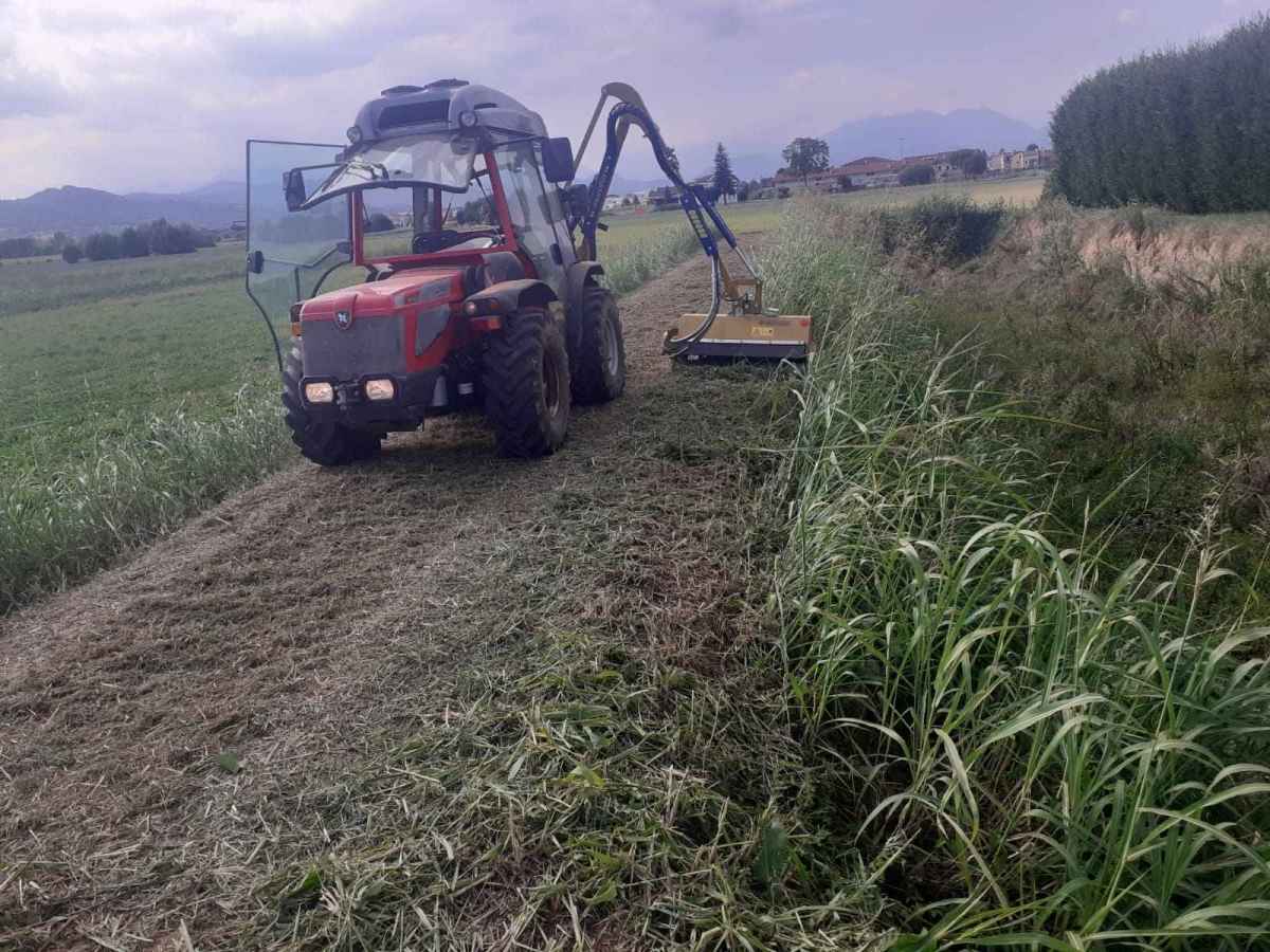 Sfalcio-erba-con-braccio-2