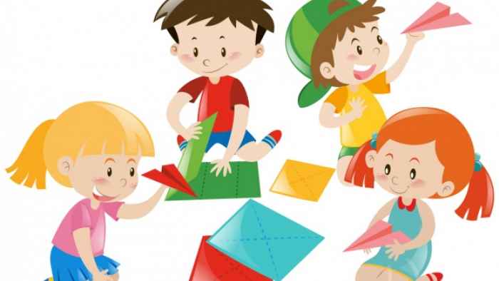 bambini-che-giocano-disegno_1308-383